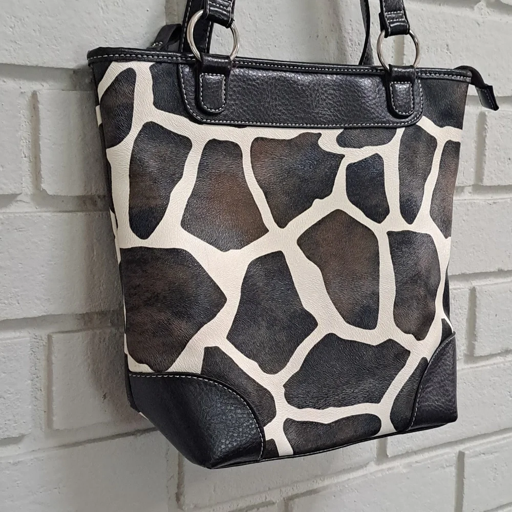 Mondo Giraffe Print Shoulder Bag. - Picture 3 of 13